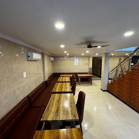 Hotel Walk Inn ファリーダーバード エクステリア 写真
