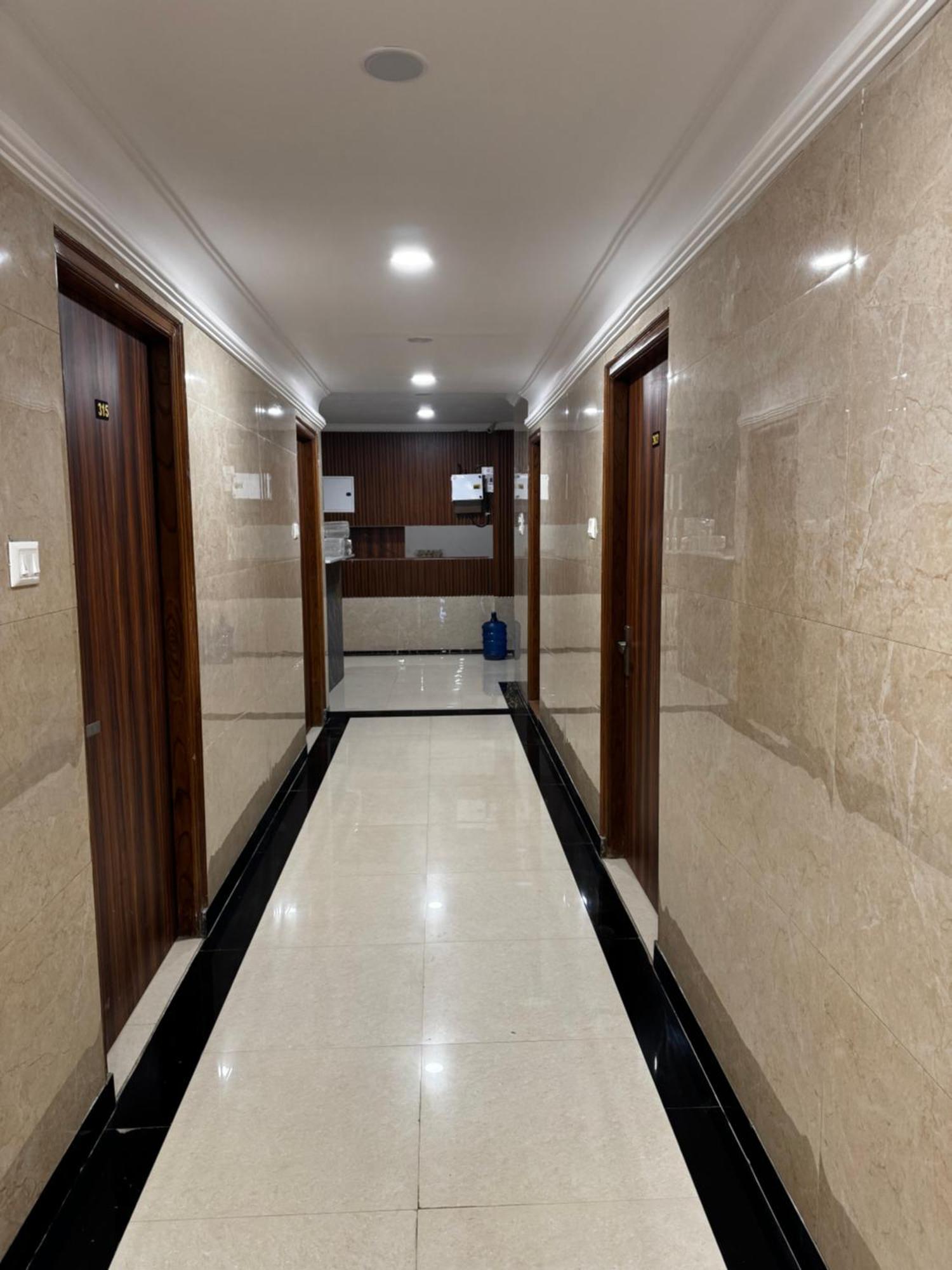 Hotel Walk Inn ファリーダーバード エクステリア 写真