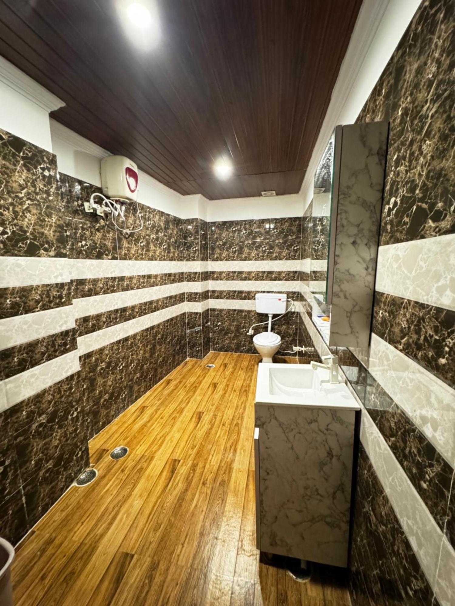 Hotel Walk Inn ファリーダーバード エクステリア 写真