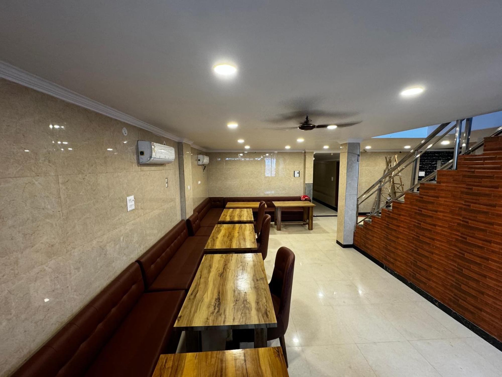 Hotel Walk Inn ファリーダーバード エクステリア 写真