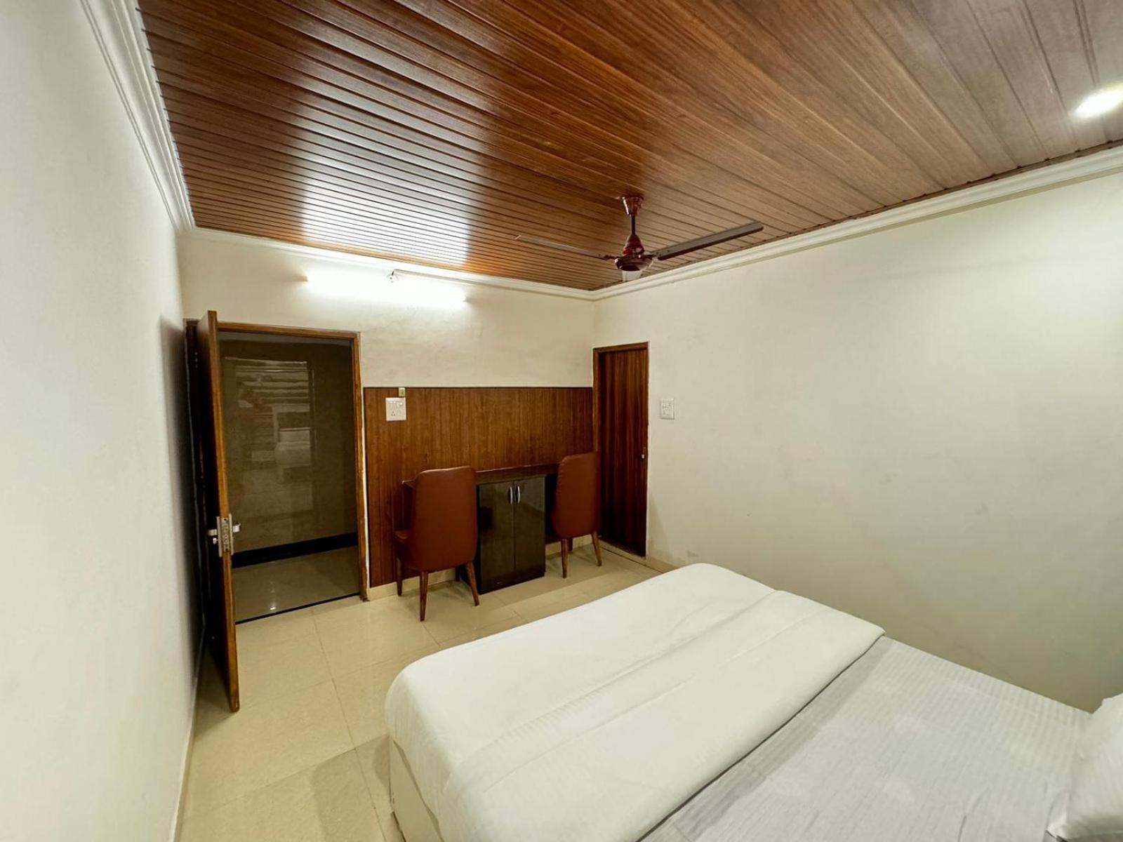 Hotel Walk Inn ファリーダーバード エクステリア 写真