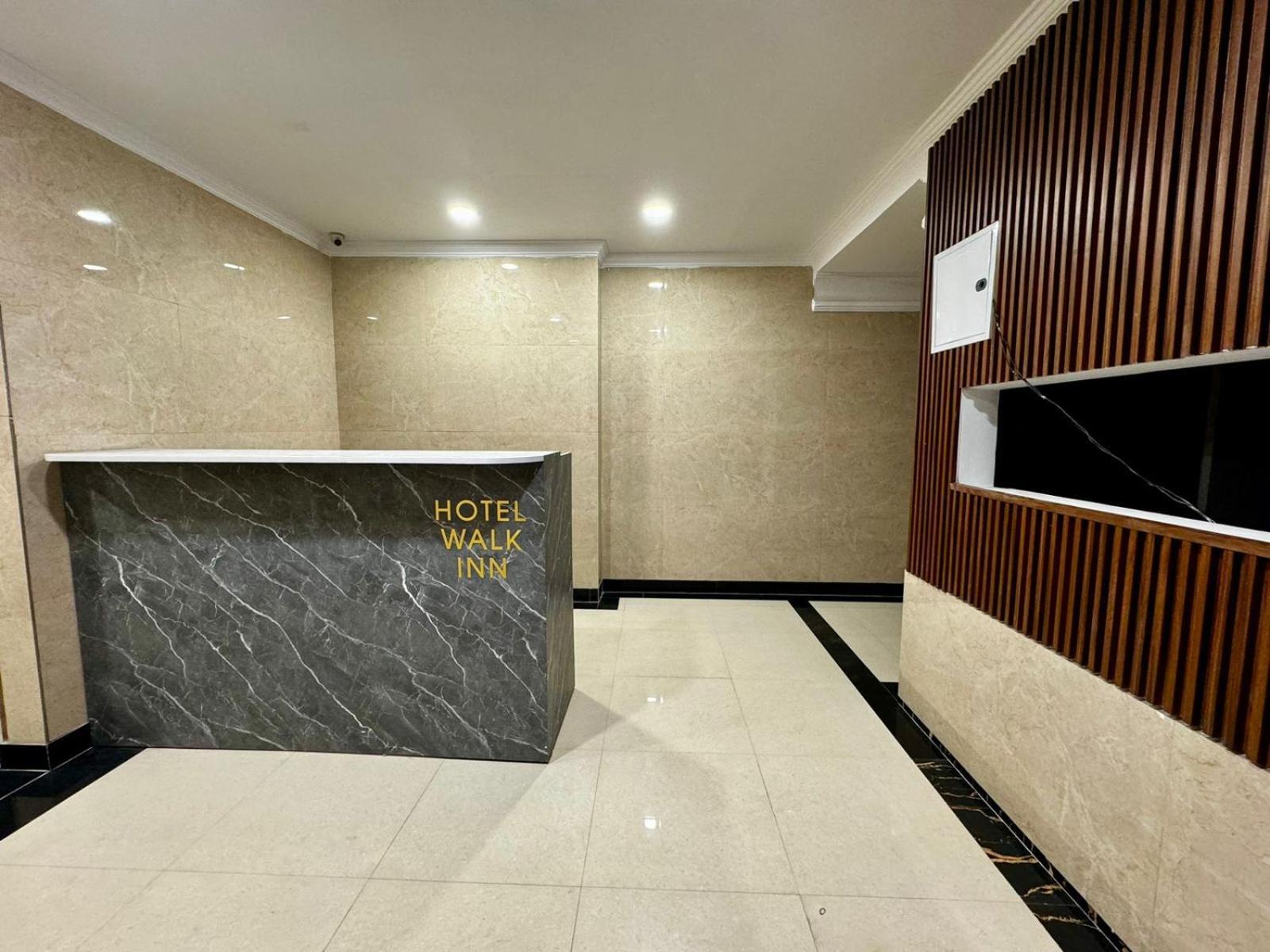 Hotel Walk Inn ファリーダーバード エクステリア 写真